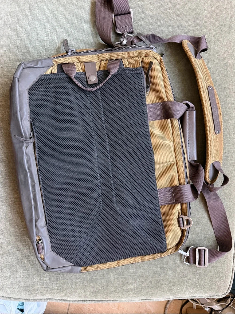 Duluth Trading Co CargoBold Beefcase Messenger Bag NWOT Retails for $165+